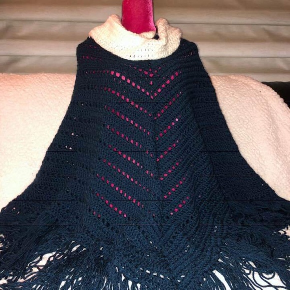 Crochet poncho - Picture 1 of 1